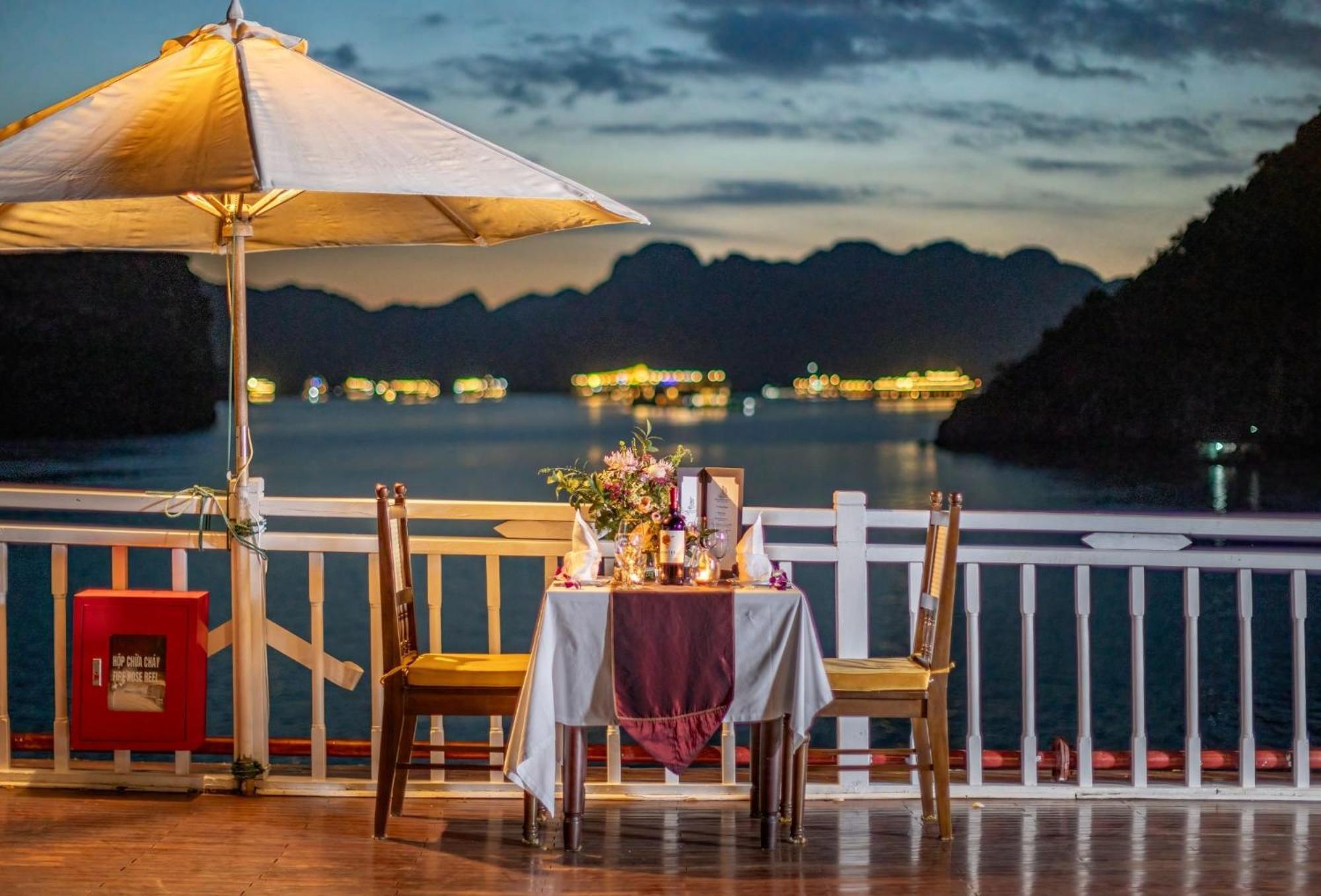 Indochina Sails Ha Long Bay Hotel Exterior foto